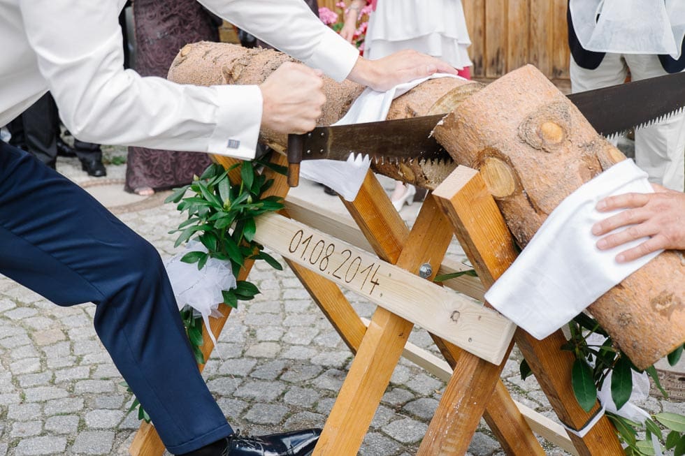 Baumstammsägen Hochzeit