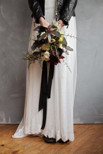 opulenter Brautstrauß mit Rosen und Blattgrün