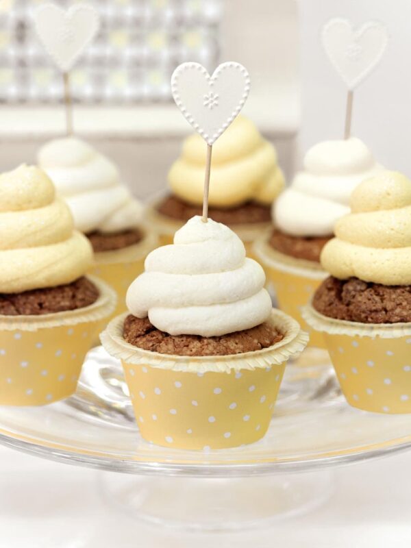 Vanille-Cupcakes mit Frischkäse-Frosting und weißer Schokolade