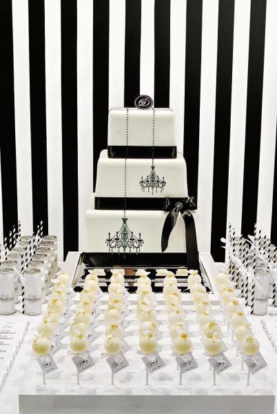 Hochzeitstorte schwarz-weiß mit Kronleuchter