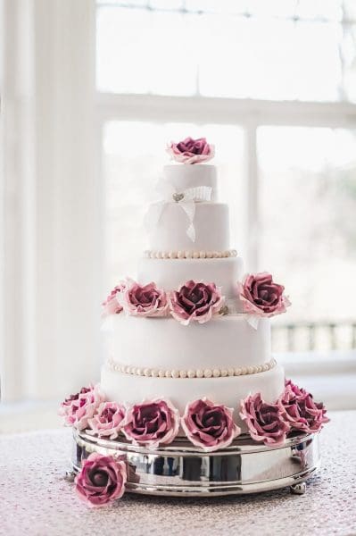 Hochzeitstorte mit Rosenblüten