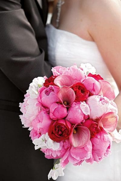 die Blume mit Kristallen rot Blumenstrauß der Hochzeit rosafarbene Braut 