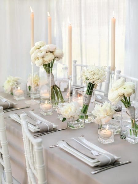 DIY Tischdekoration mit weißen Blüten