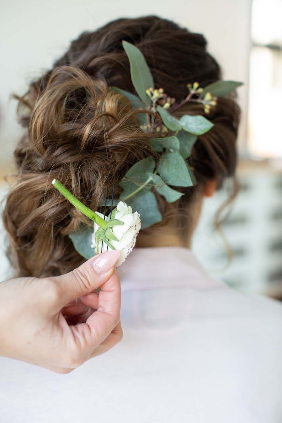 Brautfrisur mit Blumen Anleitung