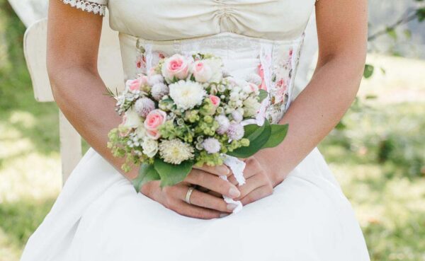 Brautstrauß weiß, grün und rosa