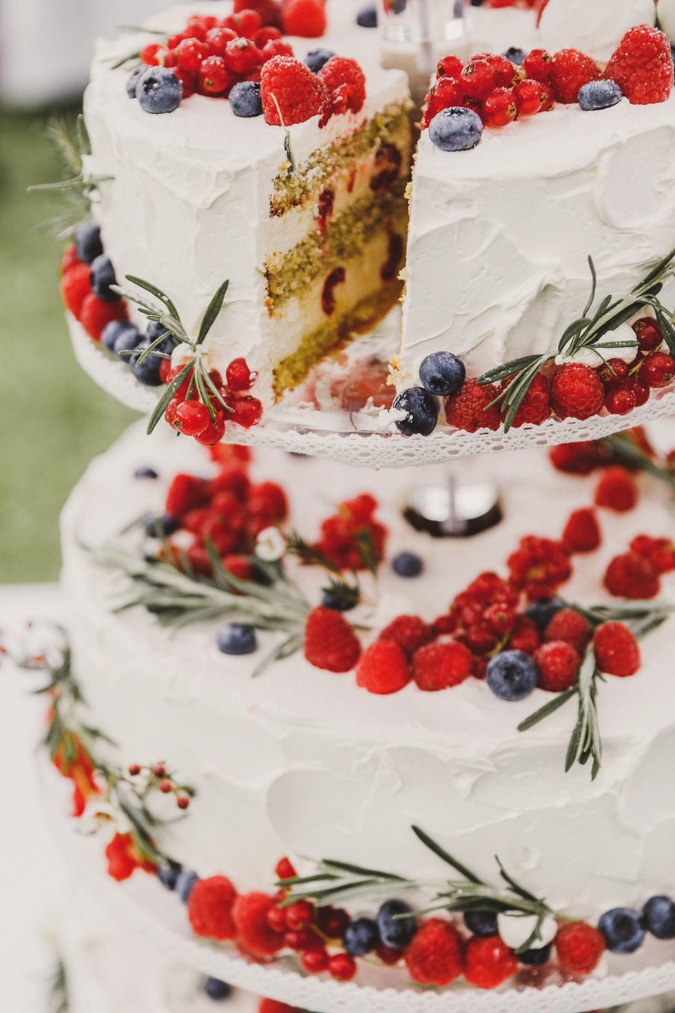 Hochzeitstorte Creme Beeren