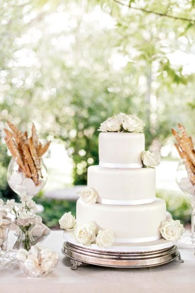 Hochzeitstorte Weiß Blumen