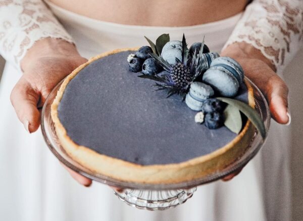 Hochzeitstorte Blaubeeren Lila