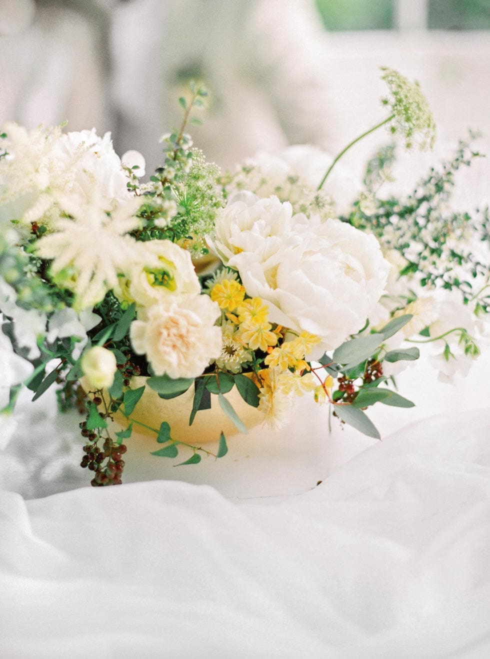 Tischdeko Hochzeit weiß gelb