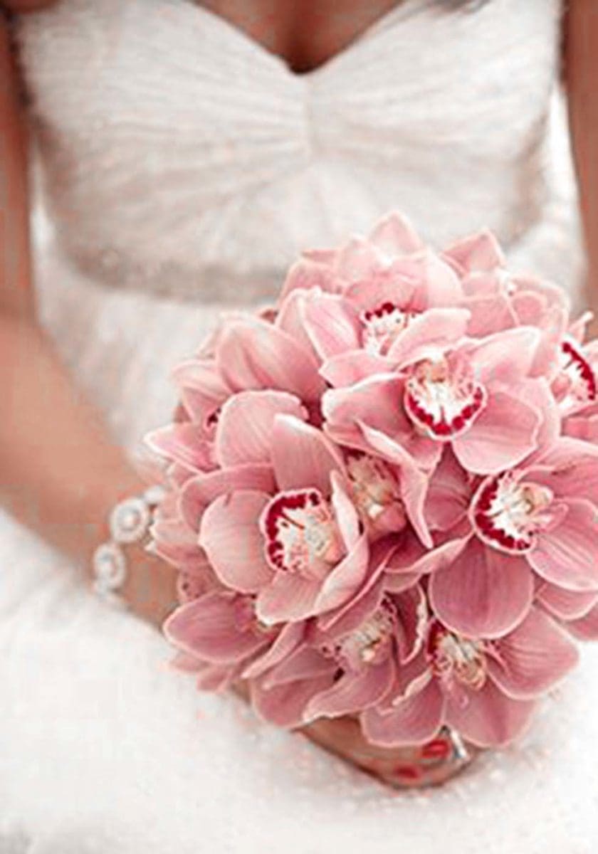 Blumenstrauß der Hochzeit rosafarbene Braut die Blume mit Kristallen rot 