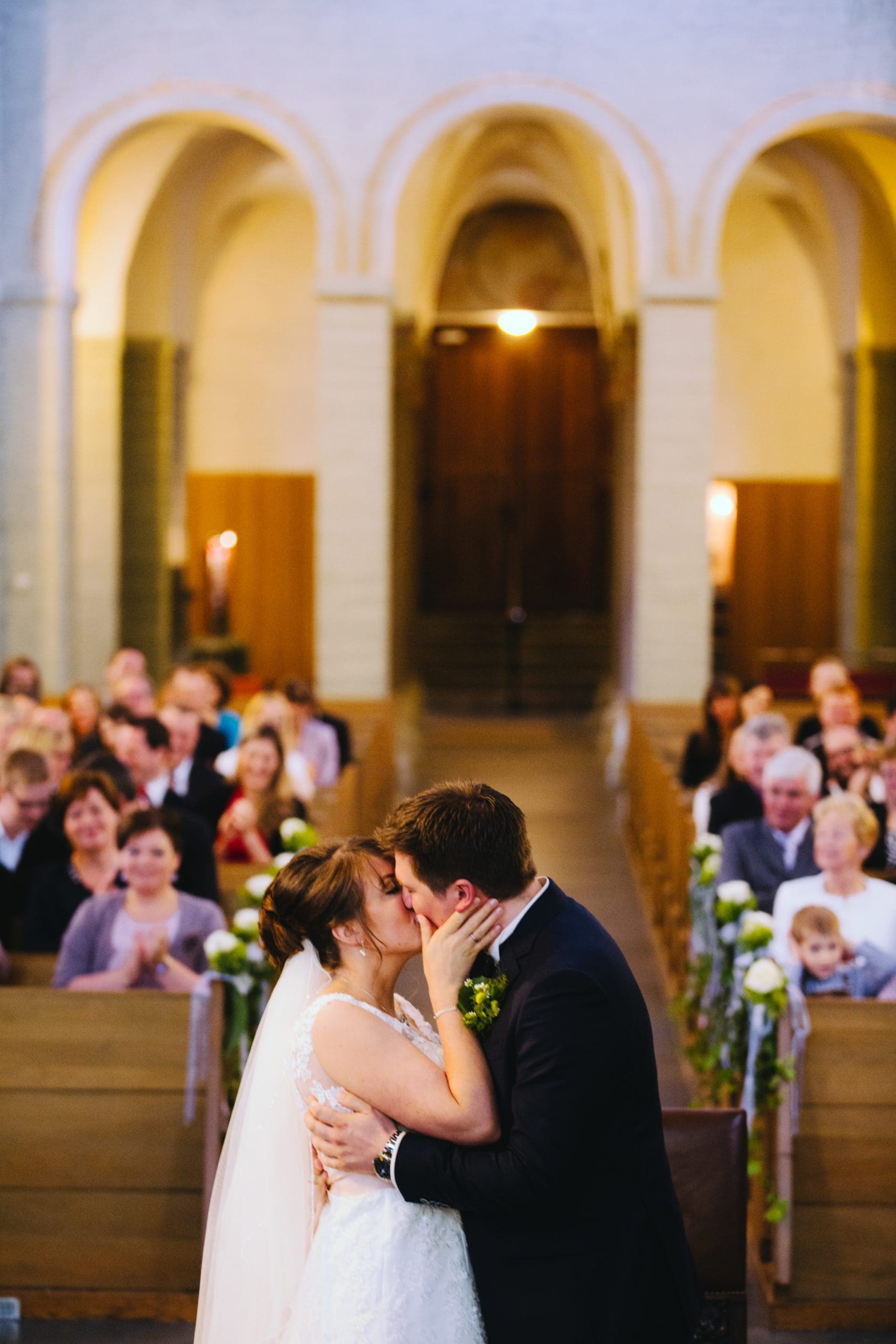 Brautpaar Kirche Kuss
