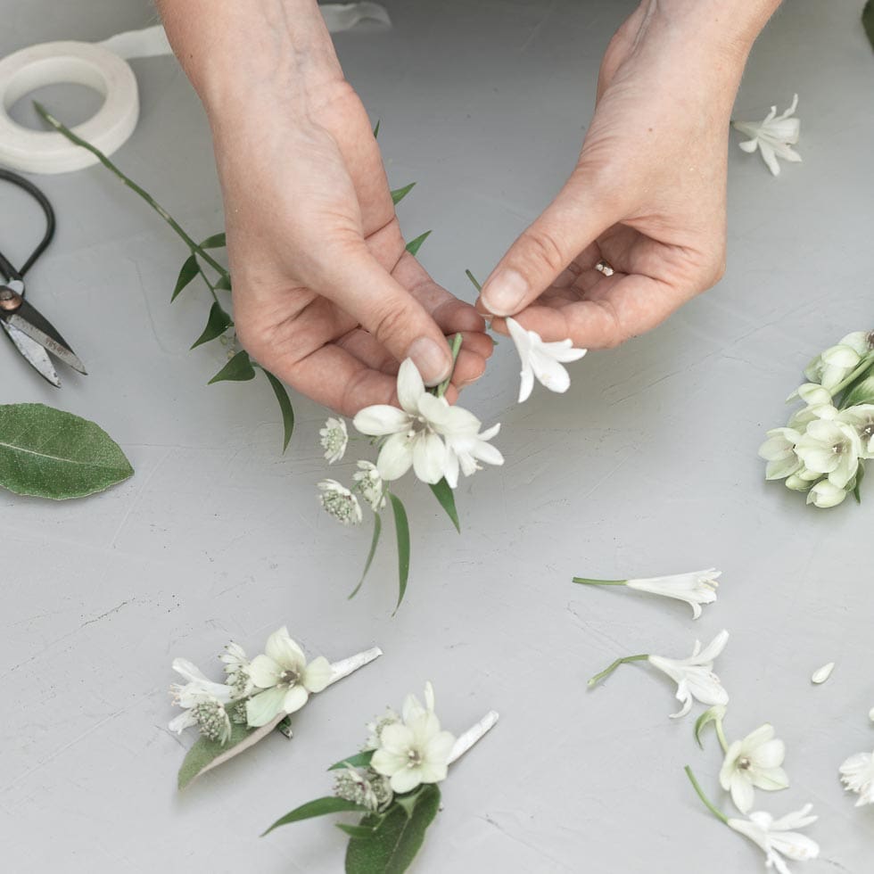 12 Blätter am Stiel Blüten Organza Anstecker basteln weiß Beistecker Hochzeit 