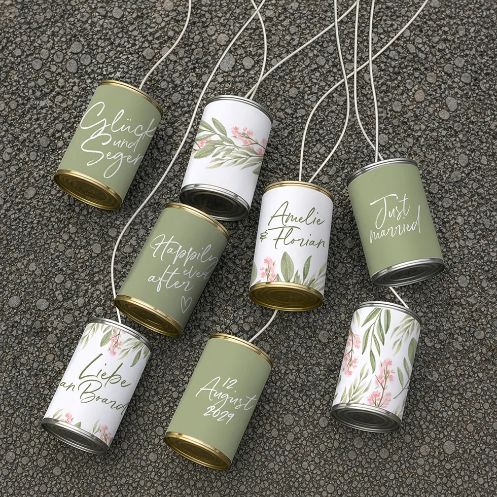 Dosen fürs Hochzeitsauto mit personalisierten Banderolen Dosen fürs Hochzeitsauto mit personalisierten Banderolen