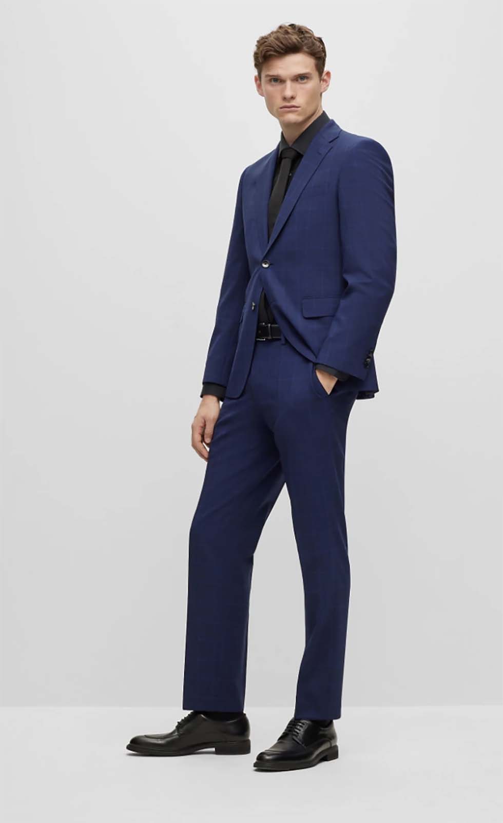 Blauer moderner Anzug