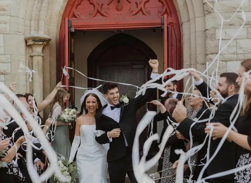 Brautpaar Luftschlangenbälle Trauung Brautpaar Luftschlangenbälle Trauung