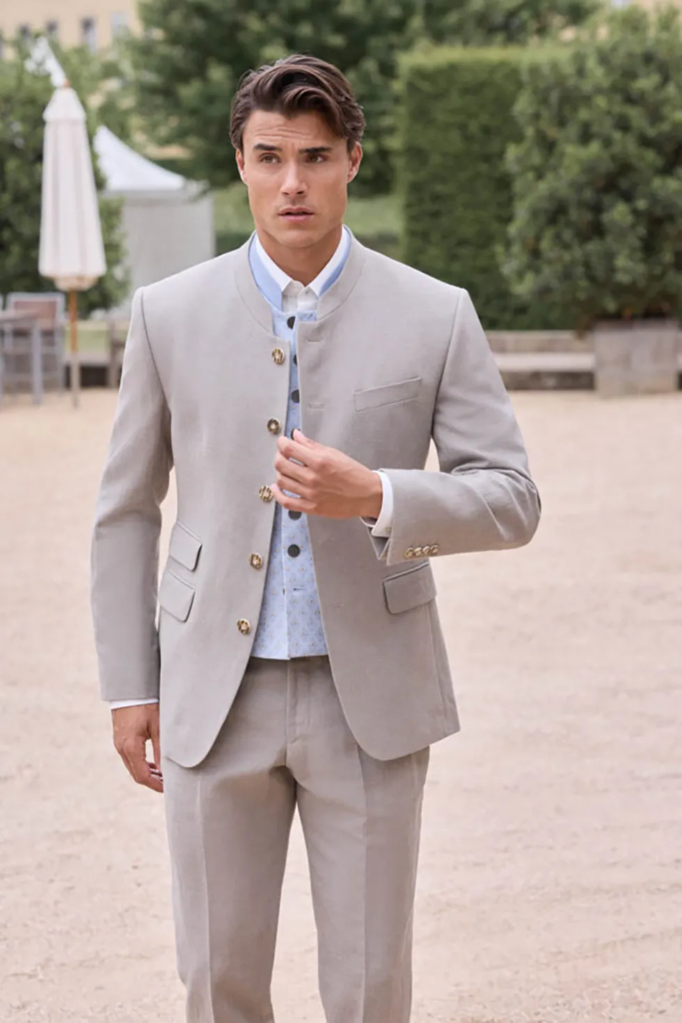 Beiger Anzug Stehkragen Hochzeit