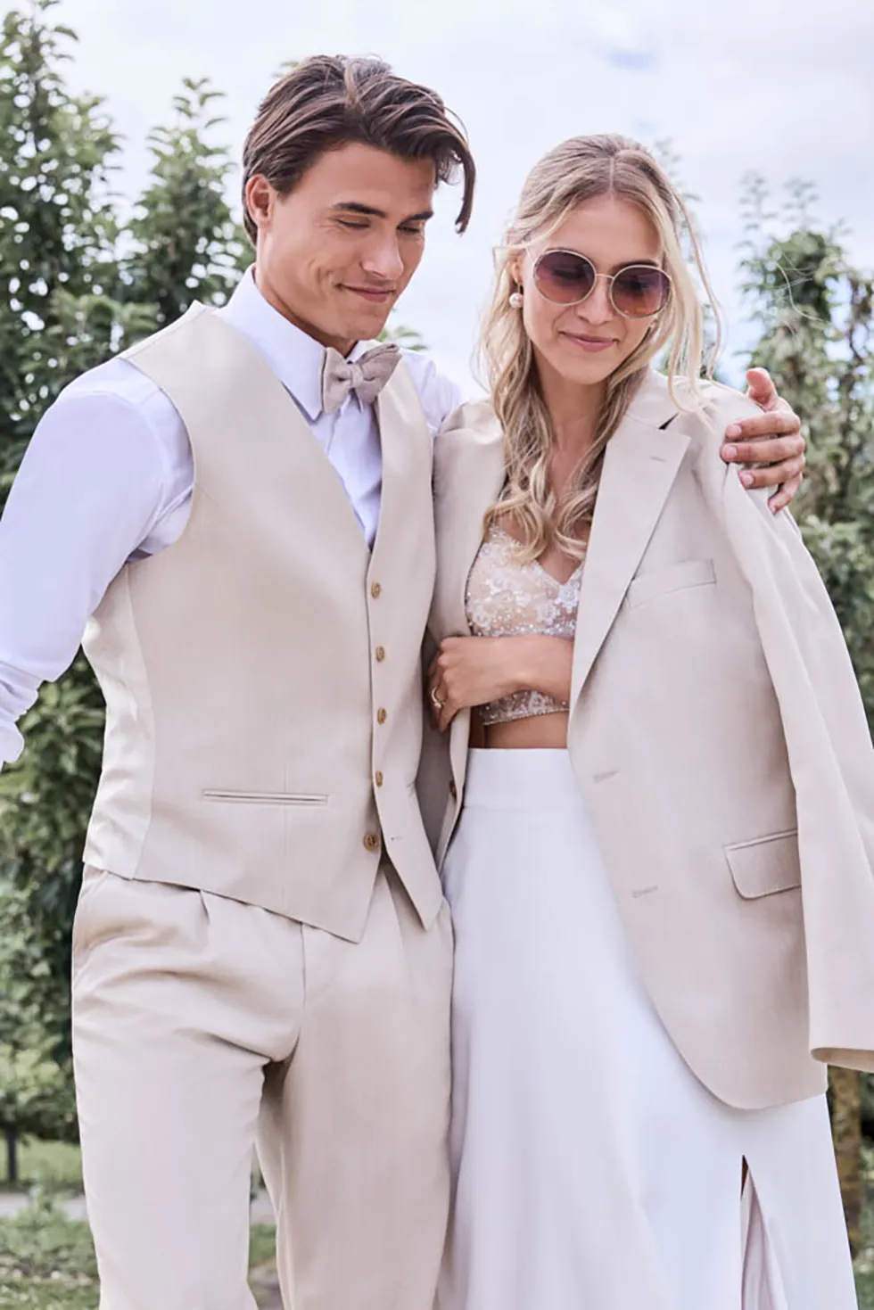 Beiger moderner Hochzeitsanzug lässig Beiger moderner Hochzeitsanzug lässig