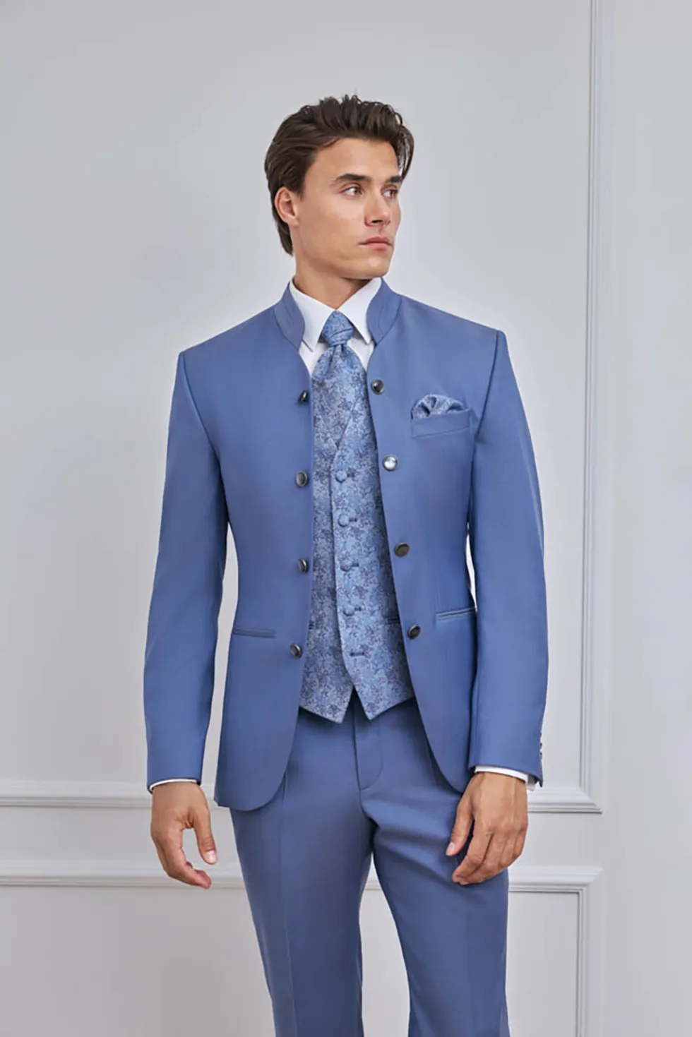 klassischer Hochzeitsanzug mit Hochzeitskrawatte