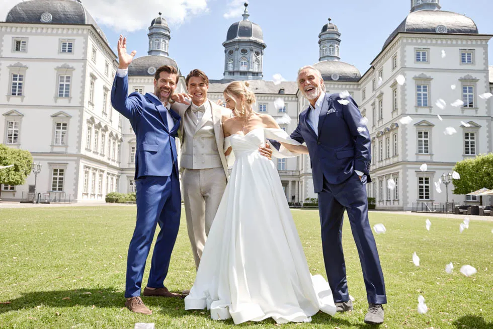 Hochzeitsanzug Schloss Bräutigam Gäste
