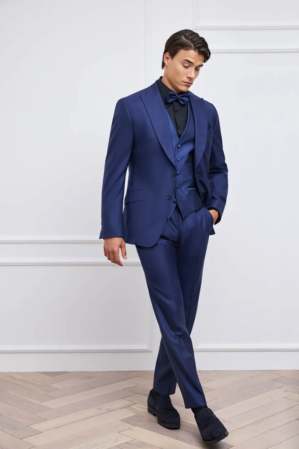 Anzug Blau schwarzes Hemd modern